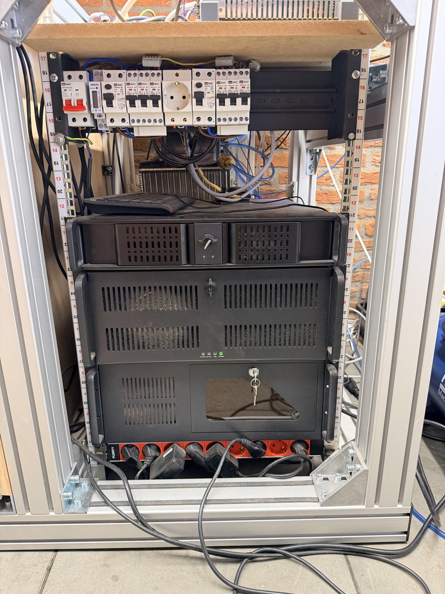 Het rack met meterkast, servers en PDU